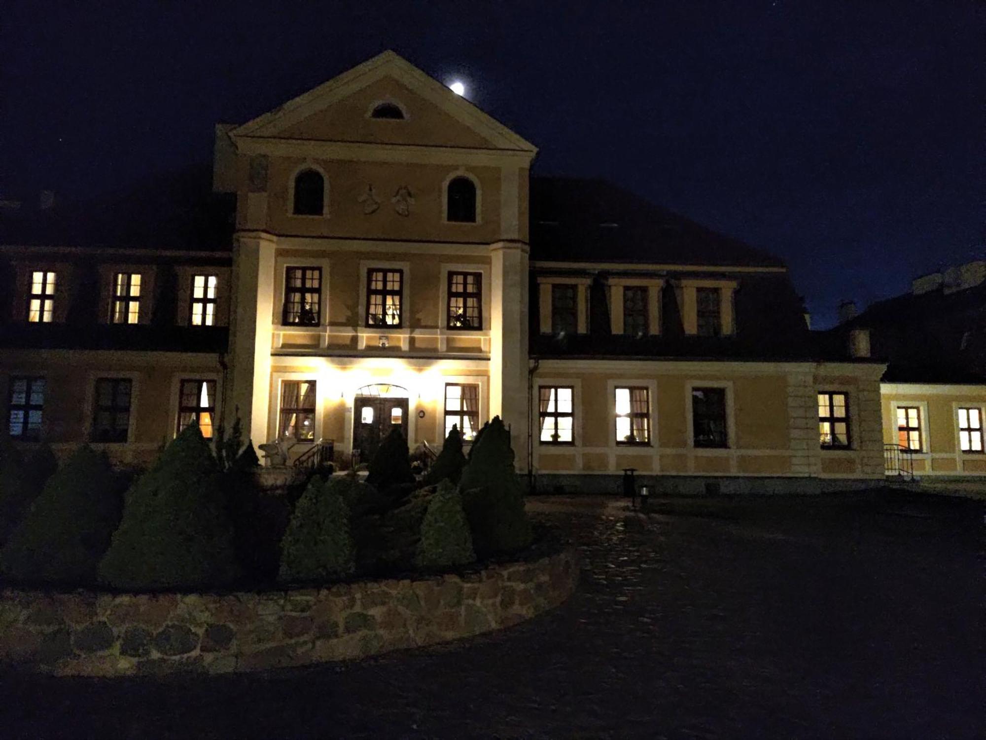 Palac W Rymaniu Exterior photo